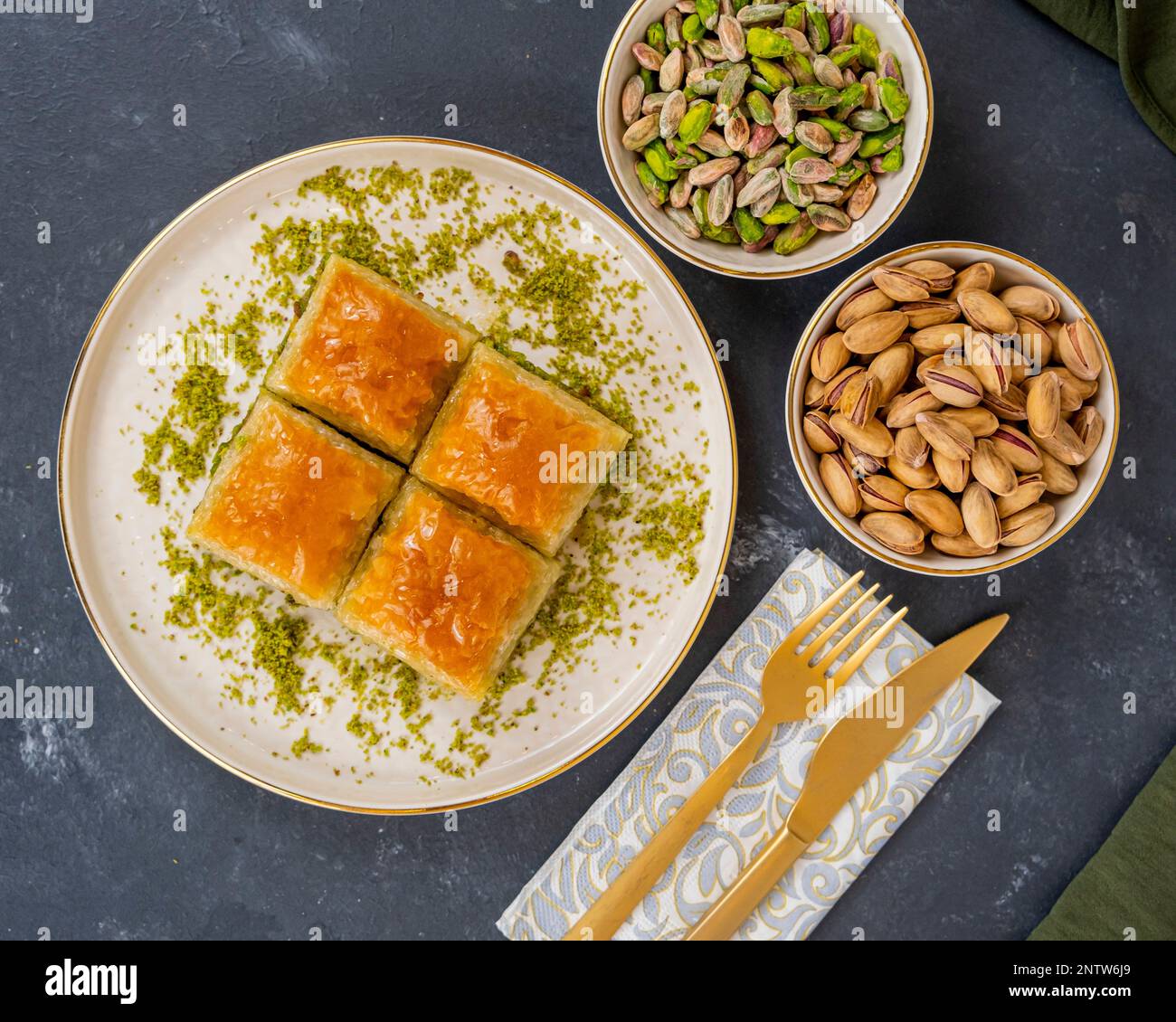 Baklava pistache sur marbre blanc. Dessert traditionnel du Moyen-Orient. Antep baklava turque. Banque D'Images