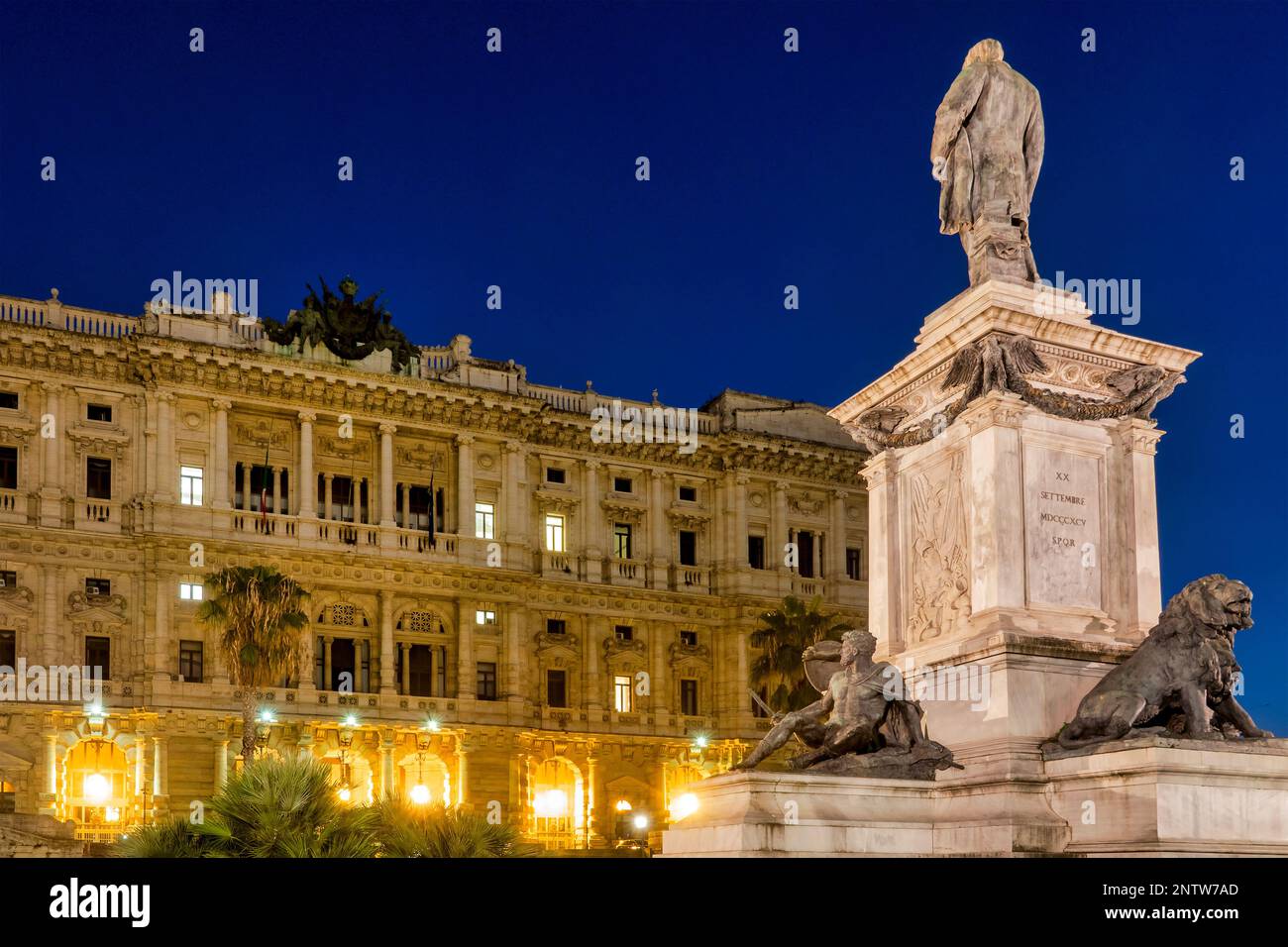 Statue de Camillo Benso et l'arrière du Palazzo di Giustizia sur la Piazza Cavour, Rome, Italie Banque D'Images