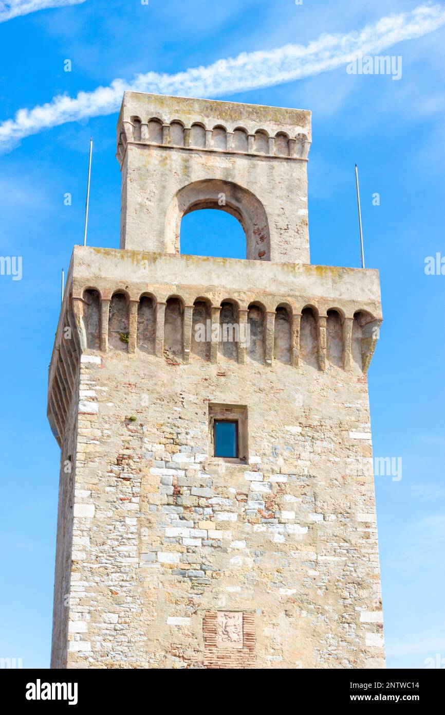 Vue sur la Torrione, une ancienne tour construite en 1212, Piombino, Italie Banque D'Images