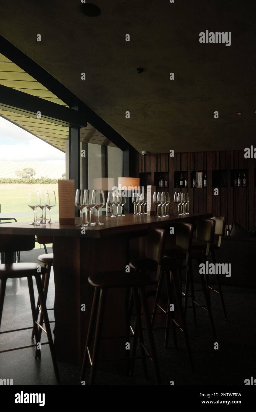 Table de dîner avec verres à vin faisant face à une belle cour - Yarra Valley, Victoria Banque D'Images