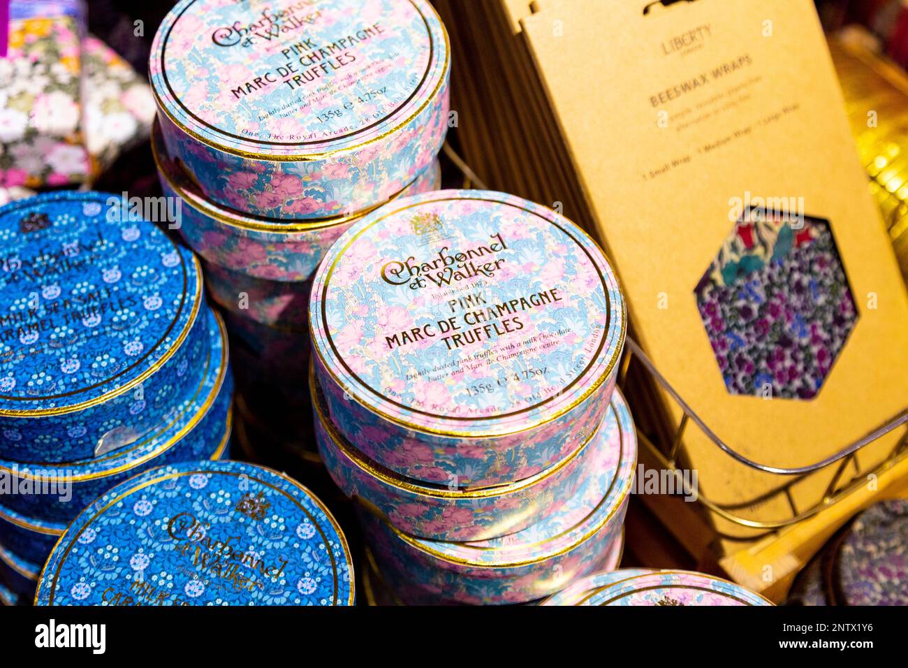 Chocolats de luxe Charbonnel et Walker à vendre à Liberty London, Carnaby, Londres, Royaume-Uni Banque D'Images