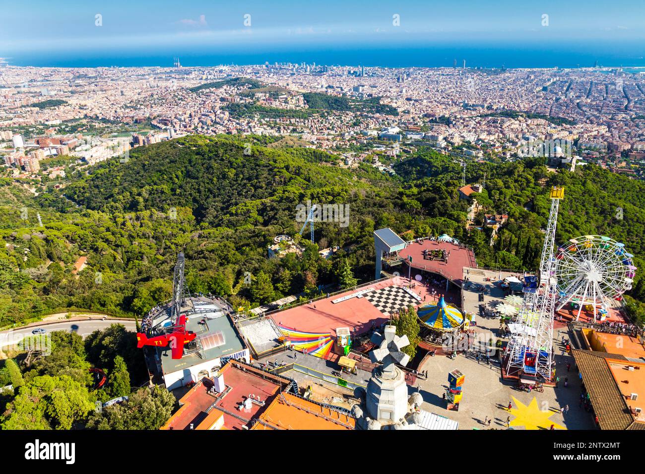 Vue panoramique sur Barcelone et le parc d'attractions Tibidabo, Barcelone, Espagne Banque D'Images