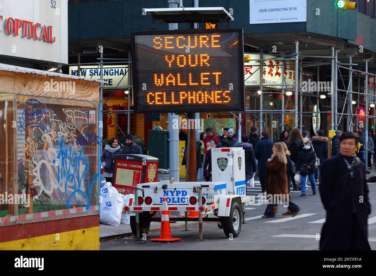 Message « Sécure Your Wallet » sur une bande-annonce de la signalisation NYPD lors des célébrations du nouvel an chinois à Manhattan Chinatown, New York. Banque D'Images