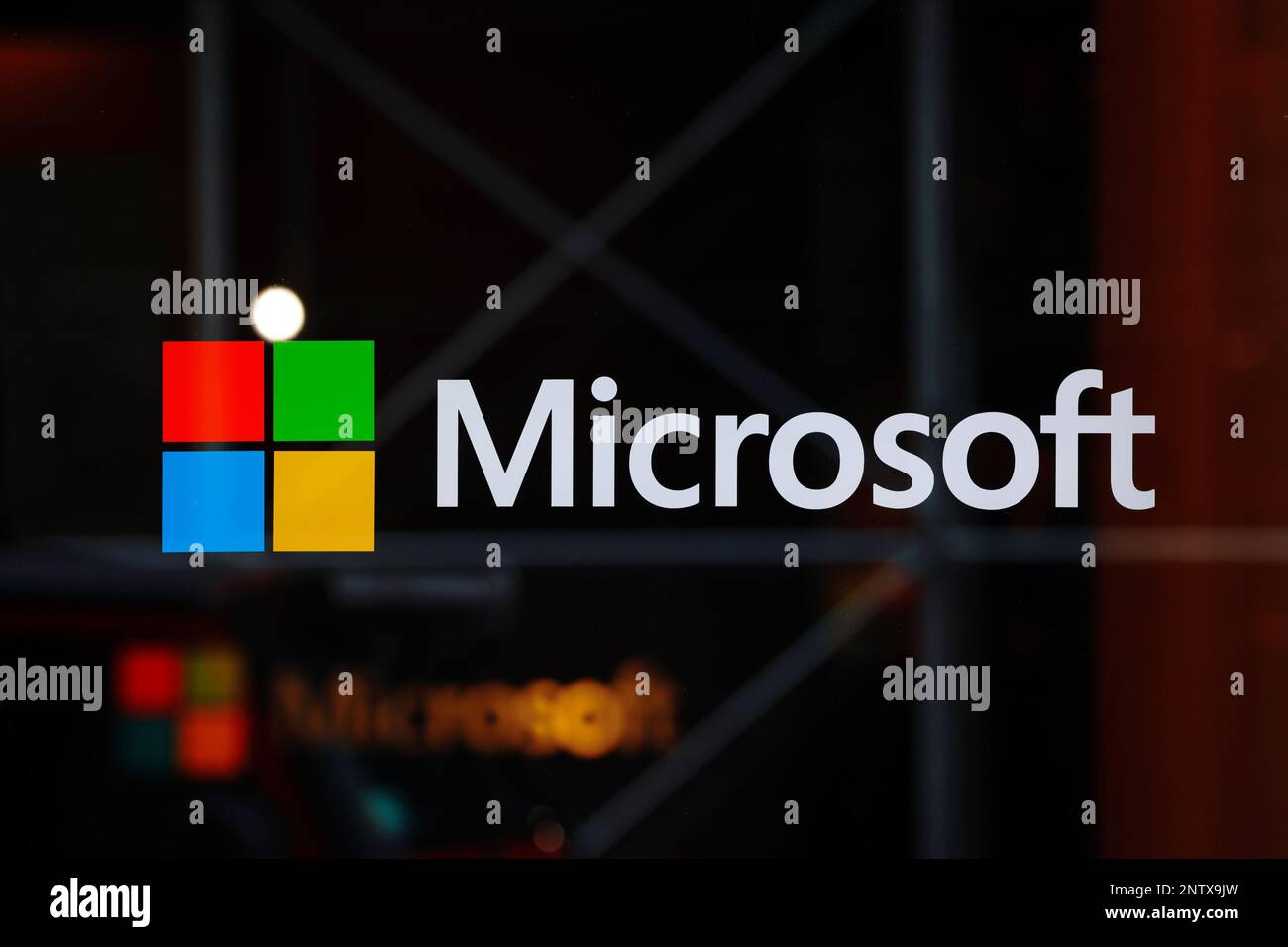 Un logo Microsoft sur une fenêtre à leur recherche informatique, et ai LAB au 300 Lafayette St, New York, dans SoHo de Manhattan. Banque D'Images