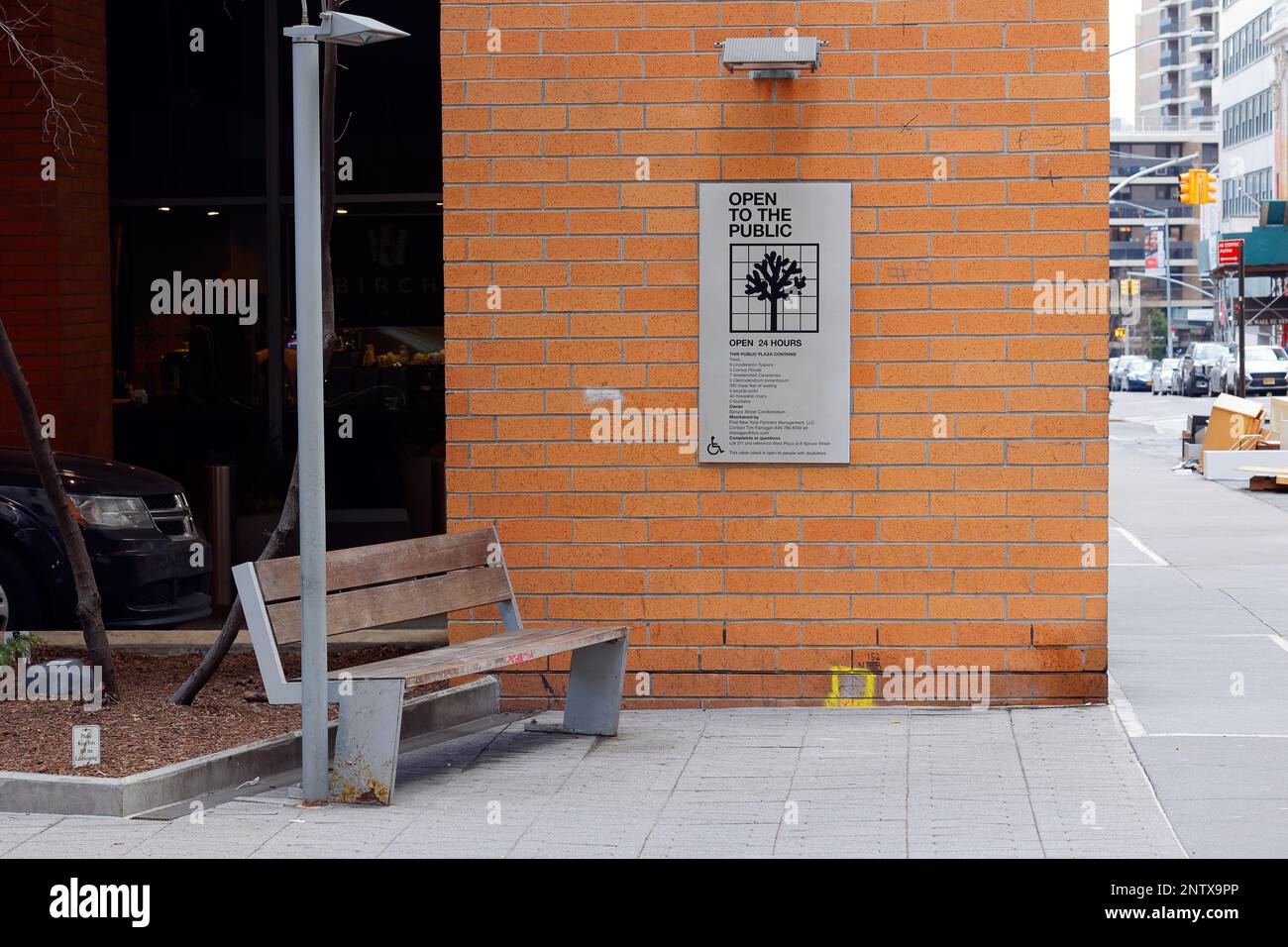 Une signalisation « ouverte au public » dans un espace public privé de New York. LES POP sont le résultat de concessions de zonage ... Banque D'Images