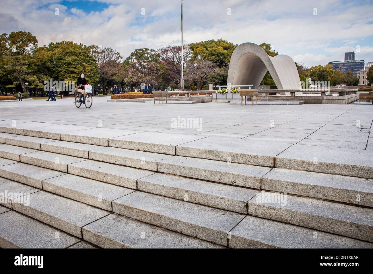 Cénotaphe pour les victimes de la bombe atomique, le parc de la paix, Hiroshima, Japon Banque D'Images