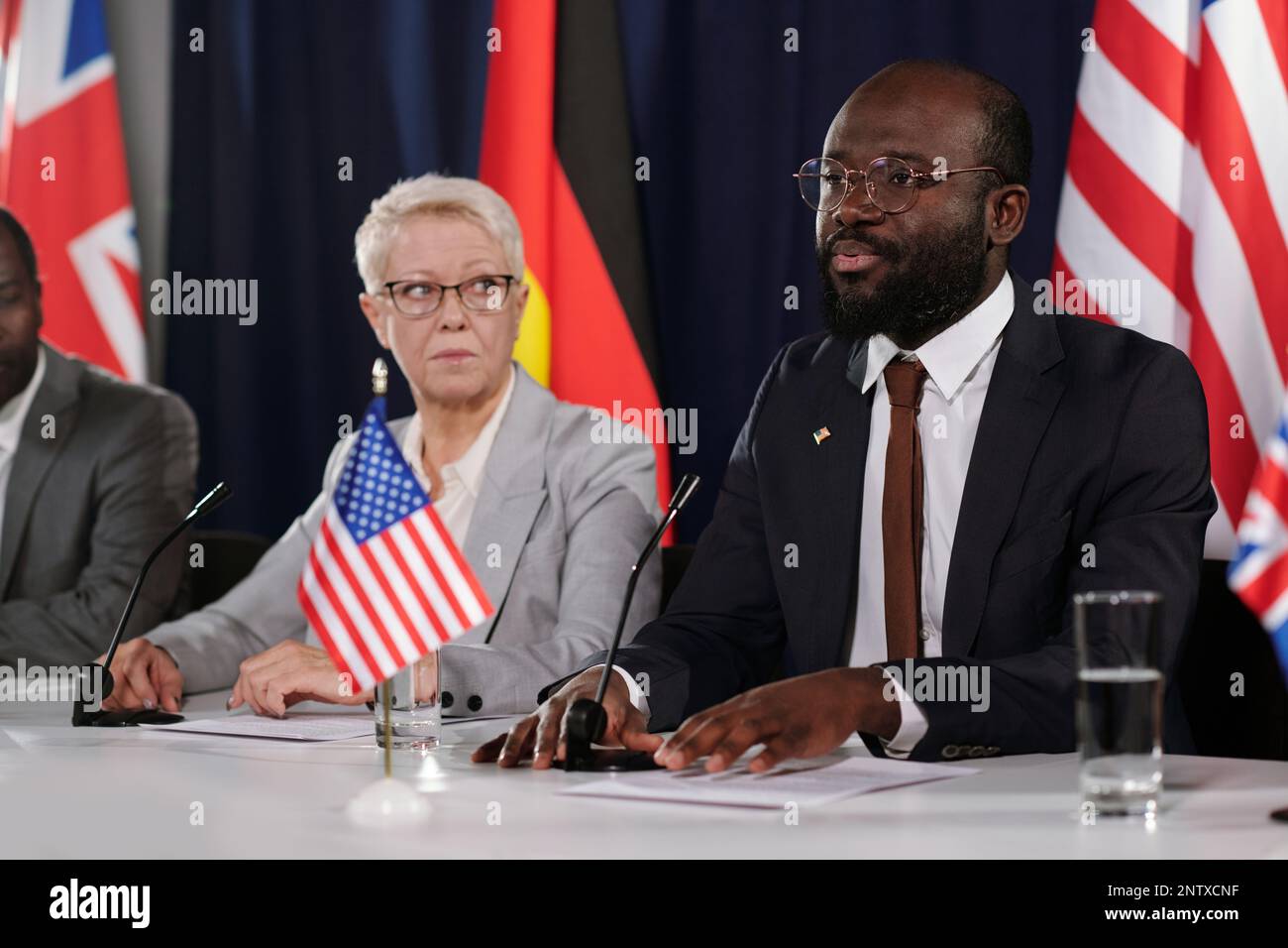 Un jeune représentant des États-Unis prononce un discours lors d'un sommet politique ou d'une conférence tout en parlant en micro devant le public Banque D'Images