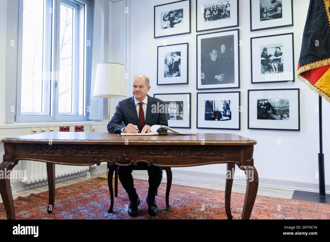 Berlin, Allemagne. 28th févr. 2023. Le chancelier allemand OLAF Scholz (SPD) signe le livre d'or lors d'une visite au Commandement de la défense territoriale des Forces armées allemandes. Au cours de la visite, Scholz veut obtenir un aperçu des tâches du commandement, qui a été récemment établi en septembre dernier. Crédit : Carsten Koall/Getty Images Europe/Pool/dpa/Alay Live News Banque D'Images