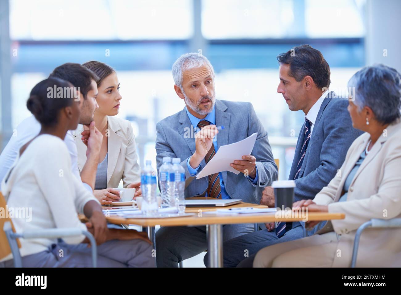 S'asseoir pour élaborer des stratégies. Photo d'un groupe diversifié d'hommes d'affaires ayant une réunion. Banque D'Images