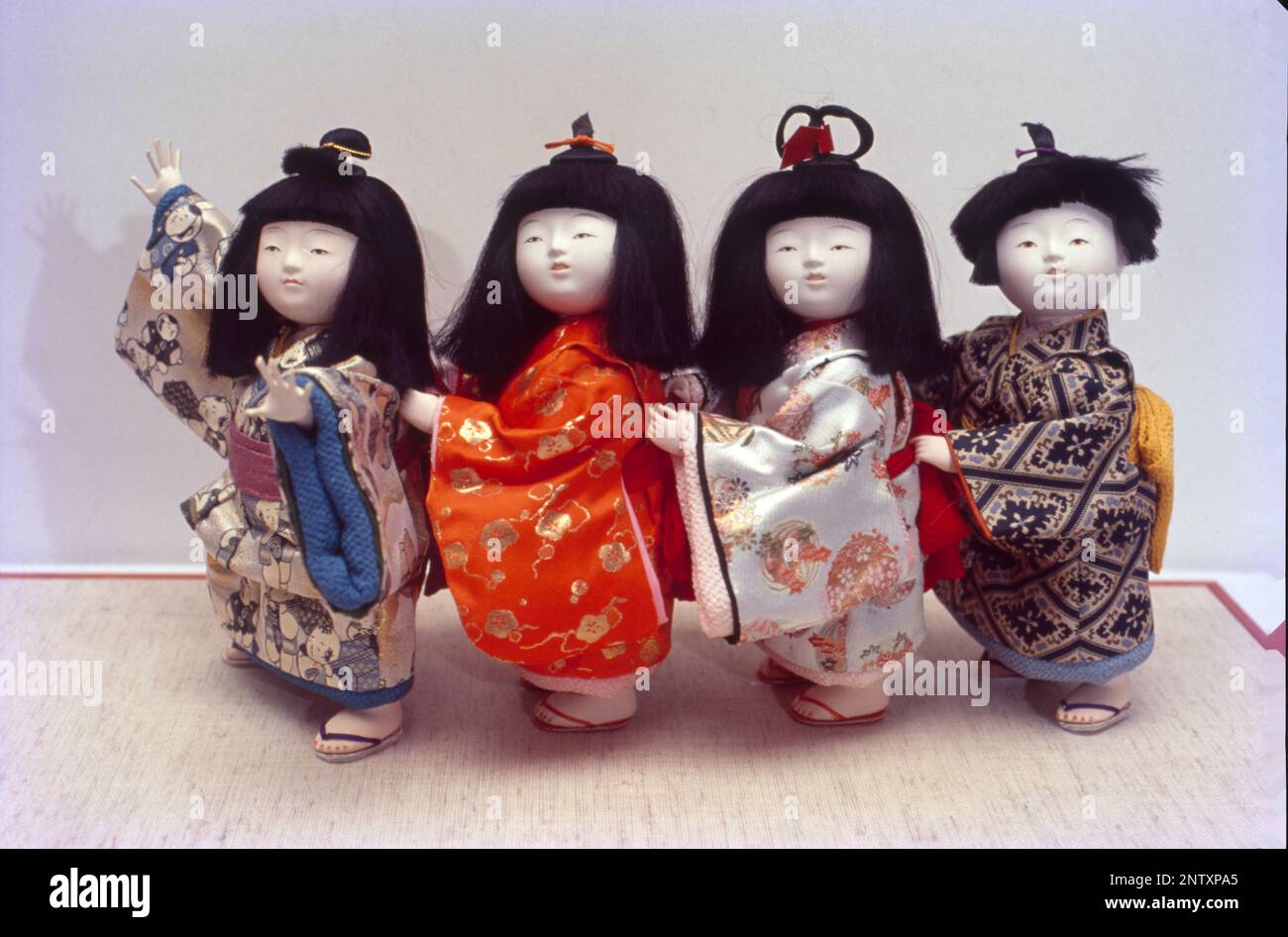 Les poupées japonaises sont un élément essentiel de la culture nationale, il y a même un festival qui leur est consacré chaque printemps! Connus en japonais sous le nom de ningyo, ou forme humaine, ils viennent dans de nombreuses formes et tailles, et ont tout autant de significations et d'utilisations. Depuis les temps anciens, les poupées font partie de la culture du Japon. Ils représentent un élément de vénération, une chose de jeu d'un enfant ou un objet de plaisir. Banque D'Images