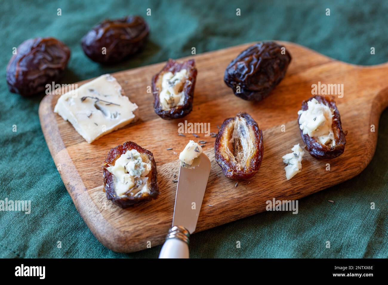 datez les fruits farcis au fromage gorgonzola, vue latérale Banque D'Images