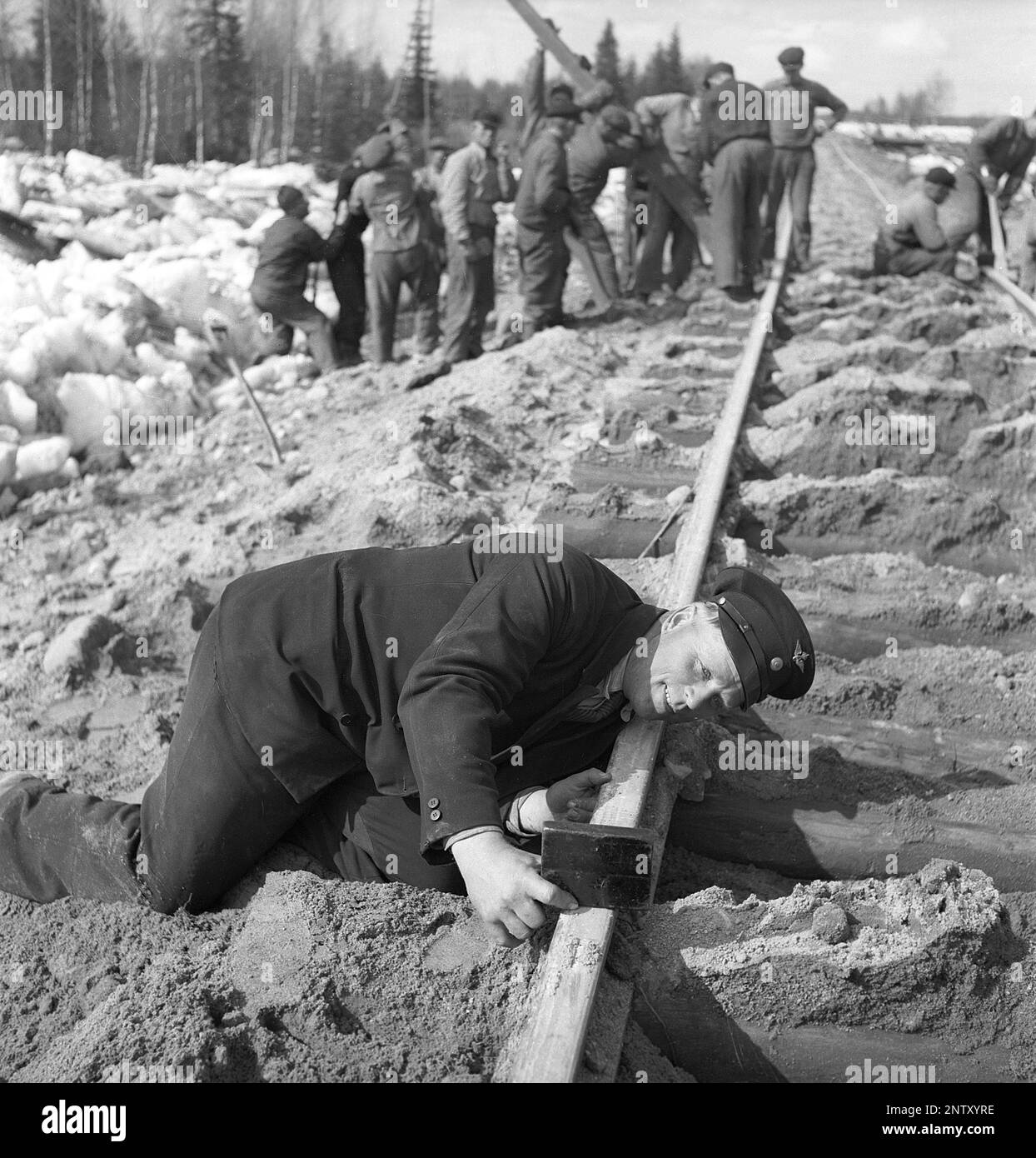 Catastrophe naturelle en 1940s. Au début de l'été 20-23 mai 1944, l'eau de la rivière Torne älv a inondé en raison d'une masse de glace qui a étouffé l'eau 3,5 mètres plus haut que la normale. Les conséquences ont été graves. Sur les terrains environnants, des mètres de glace ont été laissés derrière lorsque l'eau s'est écoulée et a détruit les bâtiments de la ferme et couvrant les champs. Le responsable ferroviaire A. Lindfors sur les voies de chemin de fer qui est en train d'être réparées car le remblai a été enlevé par l'eau de la rivière d'inondation. Près du village de Korpikylä près de Skogskärr Kristoffersson réf. H123-4 Banque D'Images