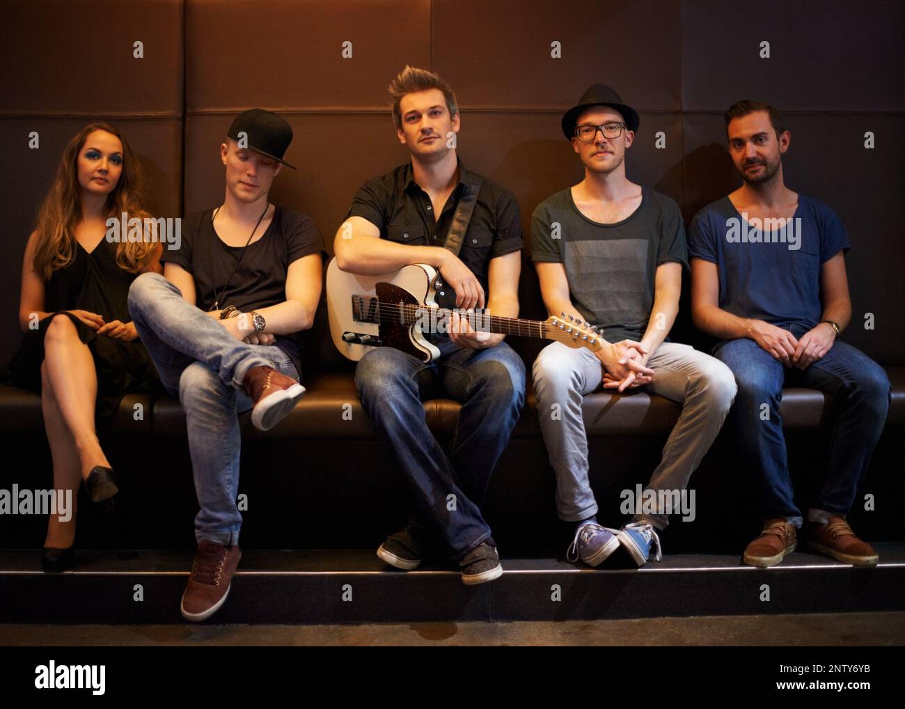 Un groupe pose pour une photo avant un grand spectacle. Ce concert a été créé dans le seul but de cette séance photo, avec 300 modèles et 3 groupes live Banque D'Images