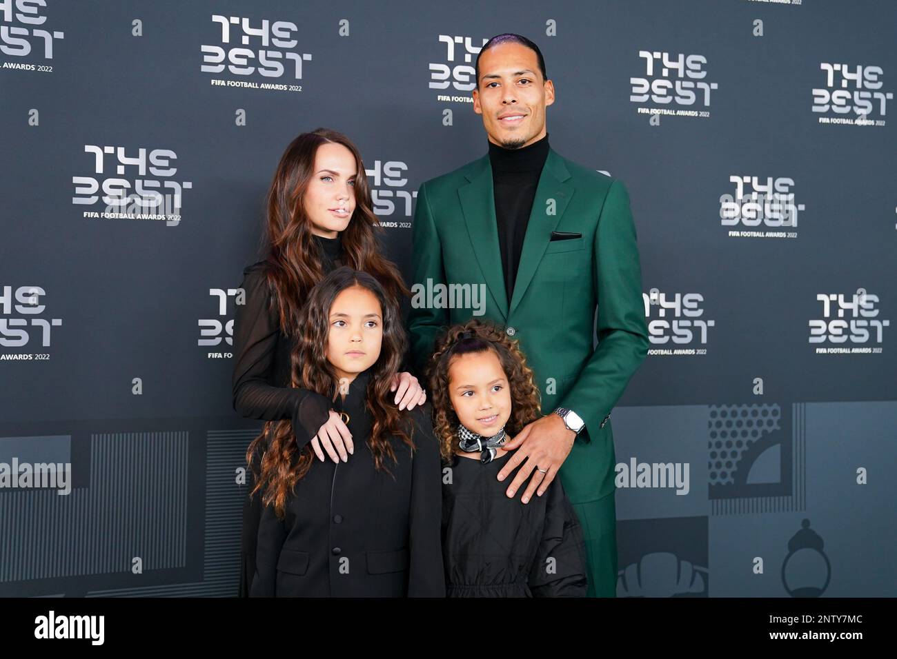 Paris, France. 27th févr. 2023. Paris, France, 27 février 2023: Virgile van Dijk (footballeur de Liverpool et des pays-Bas) avec sa femme Rike Nooitgedagt et ses enfants sur le tapis vert à l'arrivée lors des meilleurs Prix FIFA football 2022 à la salle Pleyel à Paris, France. (Daniela Porcelli/SPP) crédit: SPP Sport presse photo. /Alamy Live News Banque D'Images