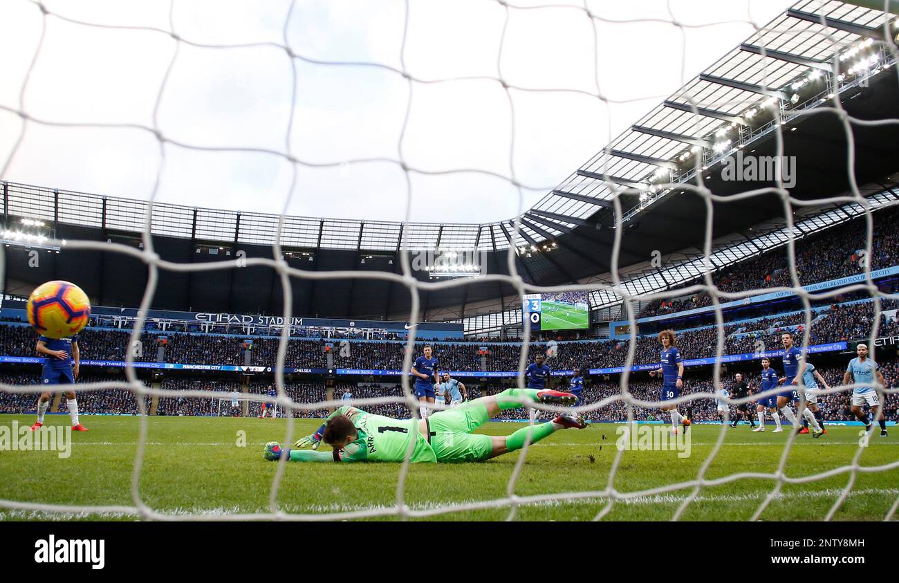 February 10, 2019 - Manchester, United Kingdom - Kepa Arrizabalaga of Chelsea beaten by Ilkay Gundogan of Manchester City for the fourth goal during the Premier League match at the Etihad Stadium, Manchester. Picture date: 10th February 2019. Picture credit should read: Andrew Yates/Sportimage(Credit Image: © Andrew Yates/CSM via ZUMA Wire) (Cal Sport Media via AP Images) Banque D'Images