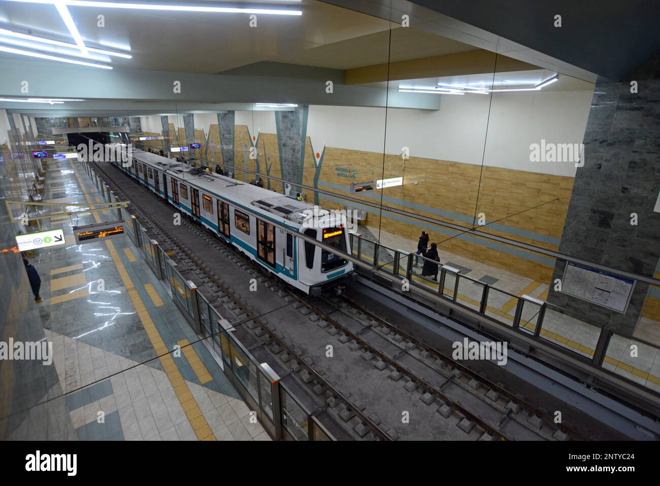 Station de l'Université médicale sur la ligne 3 du métro de Sofia, Bulgarie, train Siemens Inspiro à la plate-forme, montrant les portes de bord de la plate-forme Banque D'Images