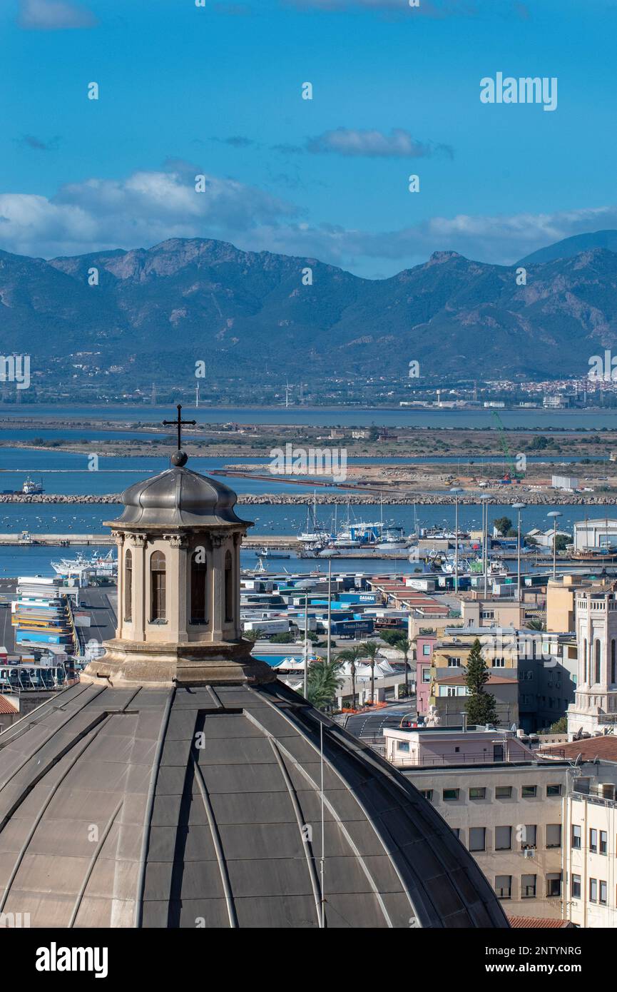 Centre historique de Cagliari, avec le port en arrière-plan, Sardaigne, Italie Banque D'Images