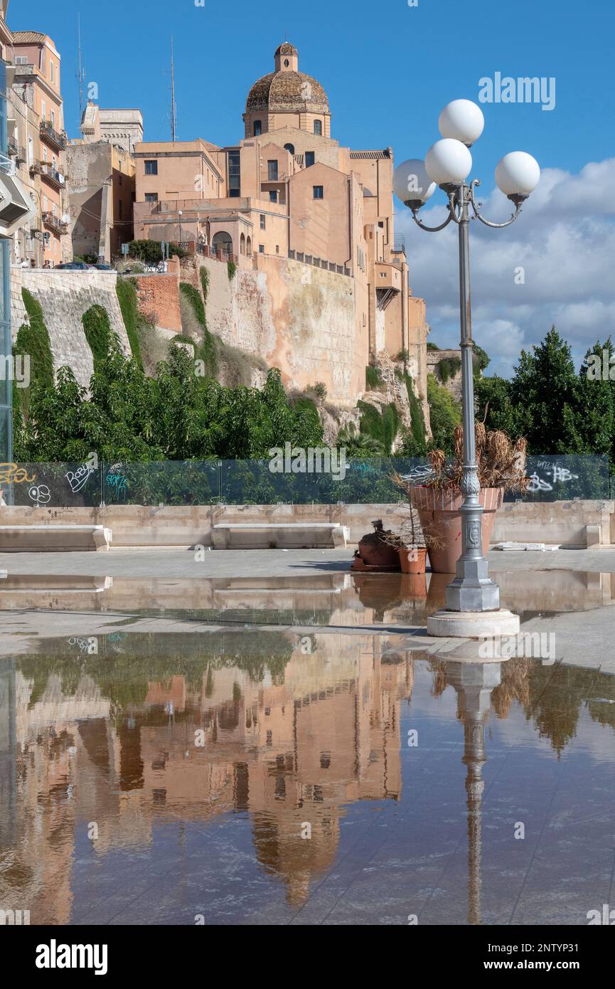 Citadelle de Cagliari, y compris le dôme de la cathédrale, Sardaigne, Italie Banque D'Images