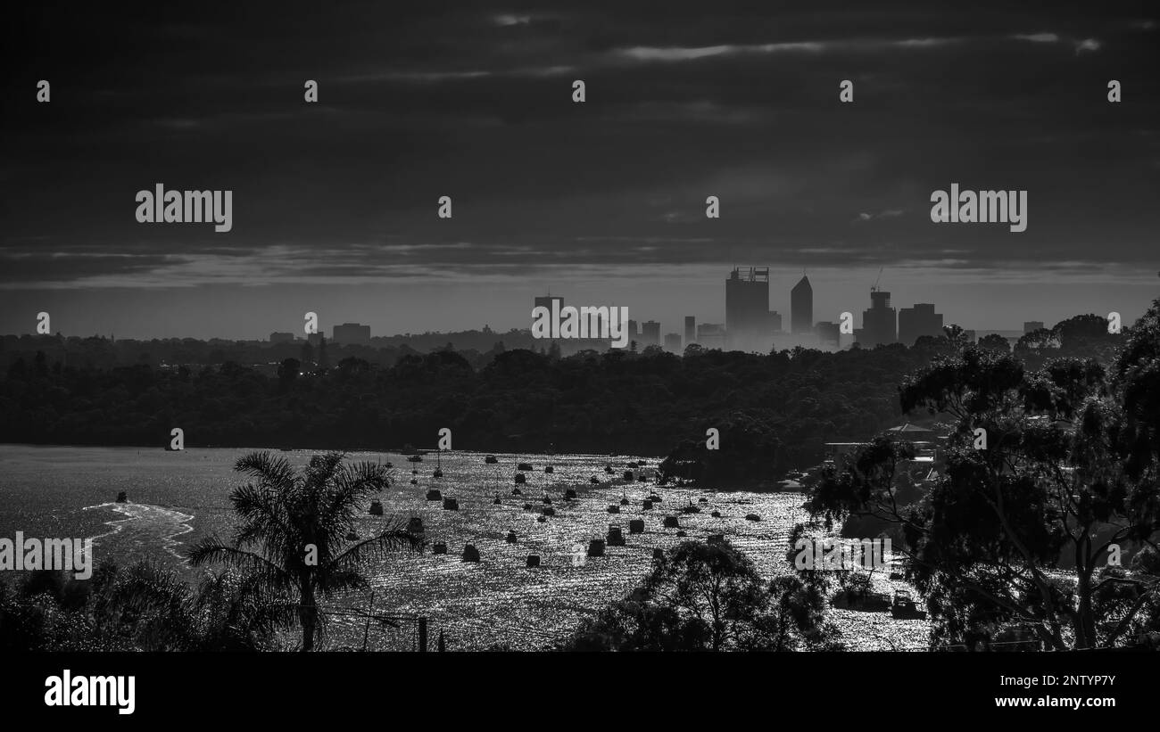 Perth, WA, Australie - vue en noir et blanc sur le quartier central des affaires de Swan River Banque D'Images