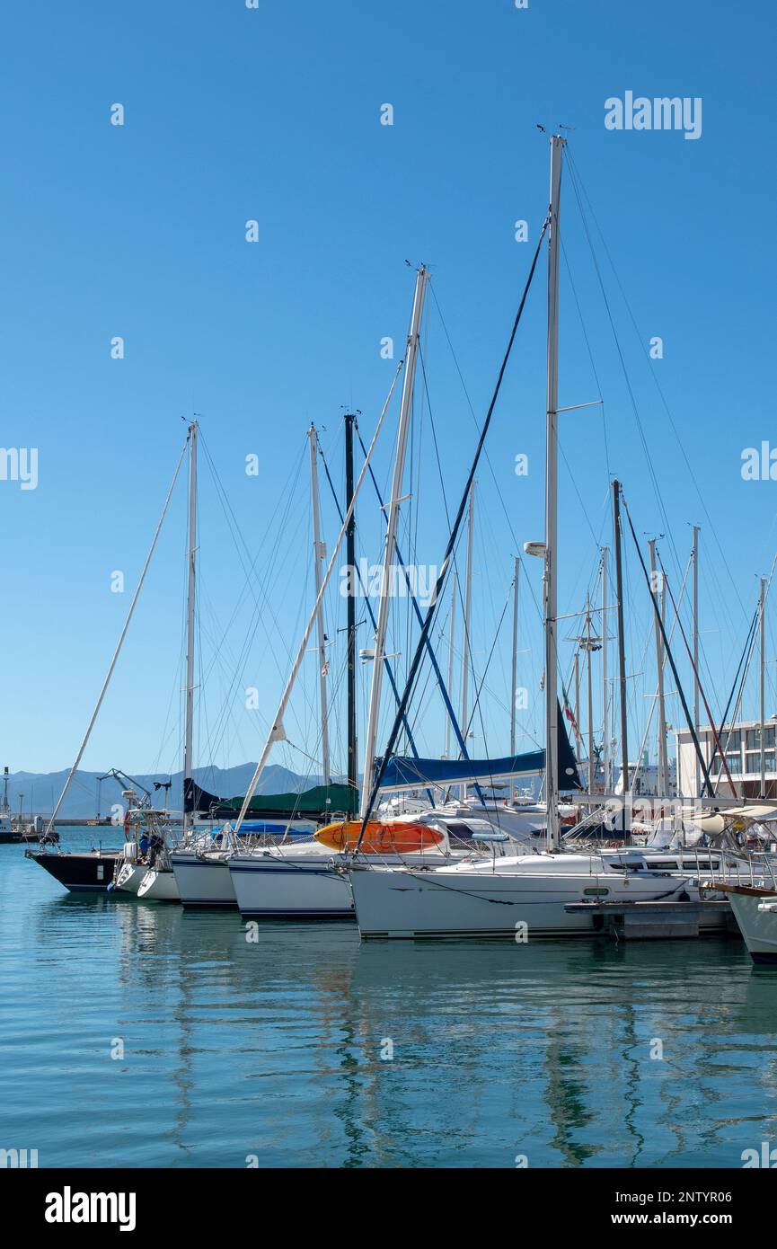Bottes amarrées au port de Cagliari, Sardaigne, Italie Banque D'Images