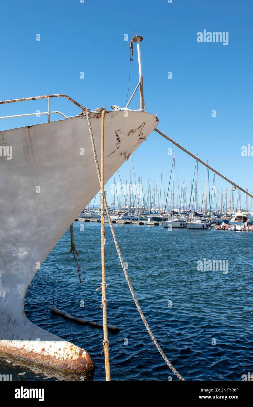 Un détail d'un vieux bateau amarré dans le port de Cagliari, Sardaigne, Italie Banque D'Images