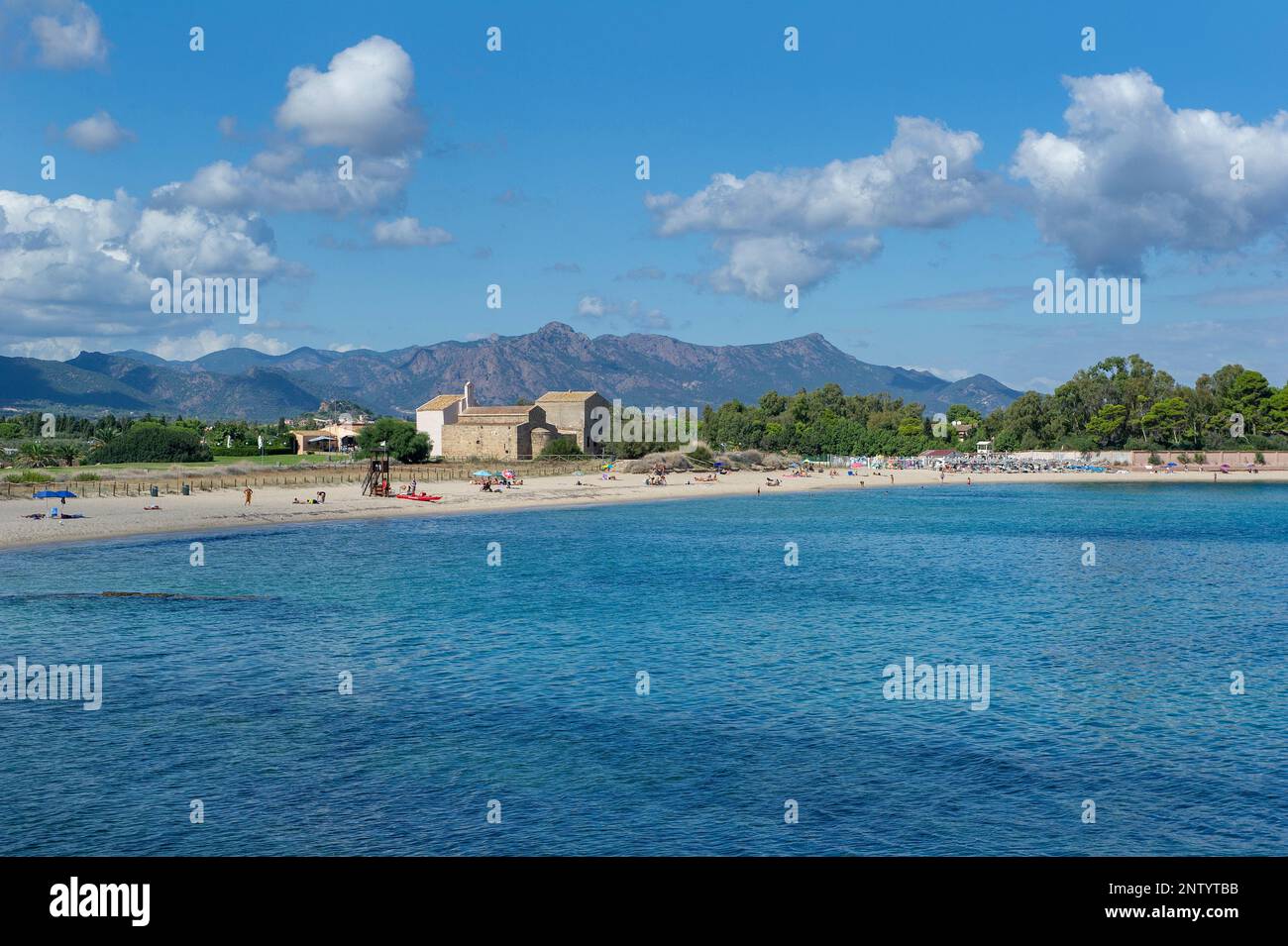 Vue sur la plage de Nora avec l'église de Sant'Efisio, Sardaigne, Italie Banque D'Images