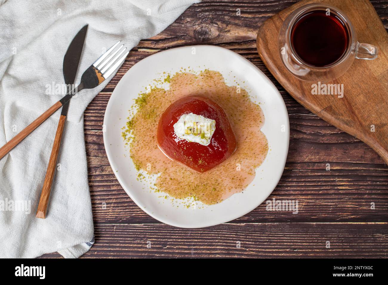 Dessert de coing avec sorbet sur fond gris. Dessert crémeux de coing. Spécialités sucrées du ramadan turc. Vue de dessus Banque D'Images