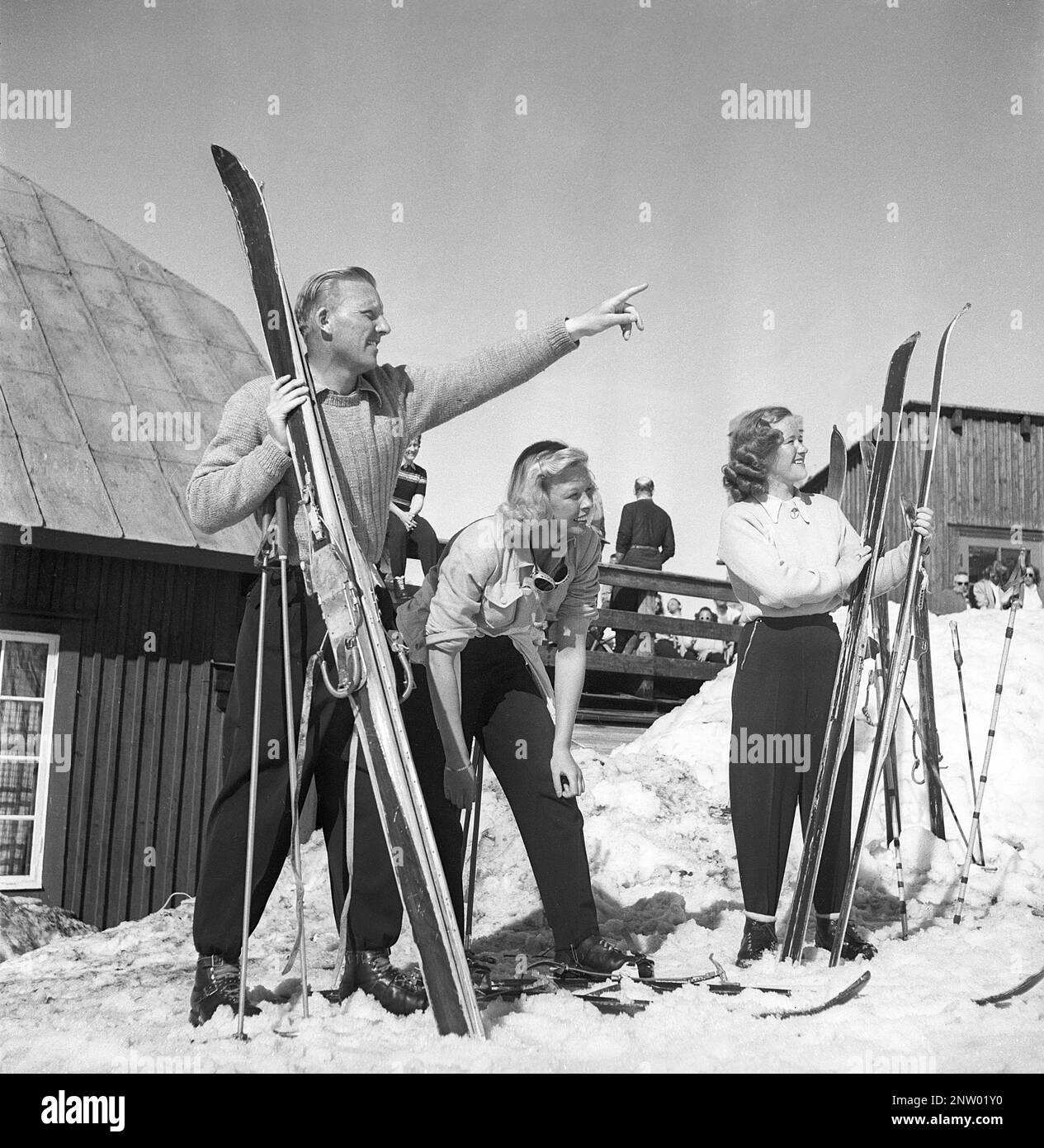 Dans les montagnes enneigées 1940s. Olga Sjögren (au milieu) de Stockholm est habillée dans la mode typique des sports d'hiver 1940s lorsqu'elle commence à monter sur la montagne Kuoblatjåkko à Norrbotten en Suède. La dernière des sept montagnes qu'elle a grimpé pour recevoir le prix: Les sept pics. Elle a passé 60 heures et a grimpé de 6558 mètres au total après avoir terminé. Suède 1943 Kristoffersson réf. H137-3 Banque D'Images
