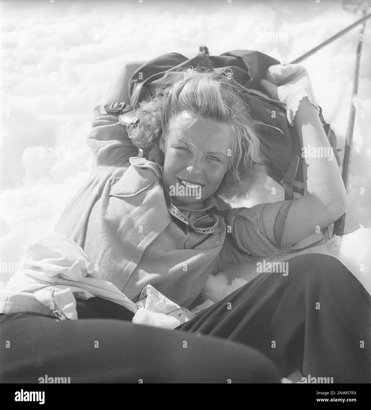 Dans les montagnes enneigées 1940s. Olga Sjögren de Stockholm est habillée dans la mode typique des sports d'hiver 1940s lors de l'escalade de la montagne enneigée Kuoblatjåkko à Norrbotten en Suède. La dernière des sept montagnes qu'elle a grimpé pour recevoir le prix: Les sept pics. Elle a passé 60 heures et a grimpé de 6558 mètres au total après avoir terminé. Suède 1943 Kristoffersson réf. H137-4 Banque D'Images