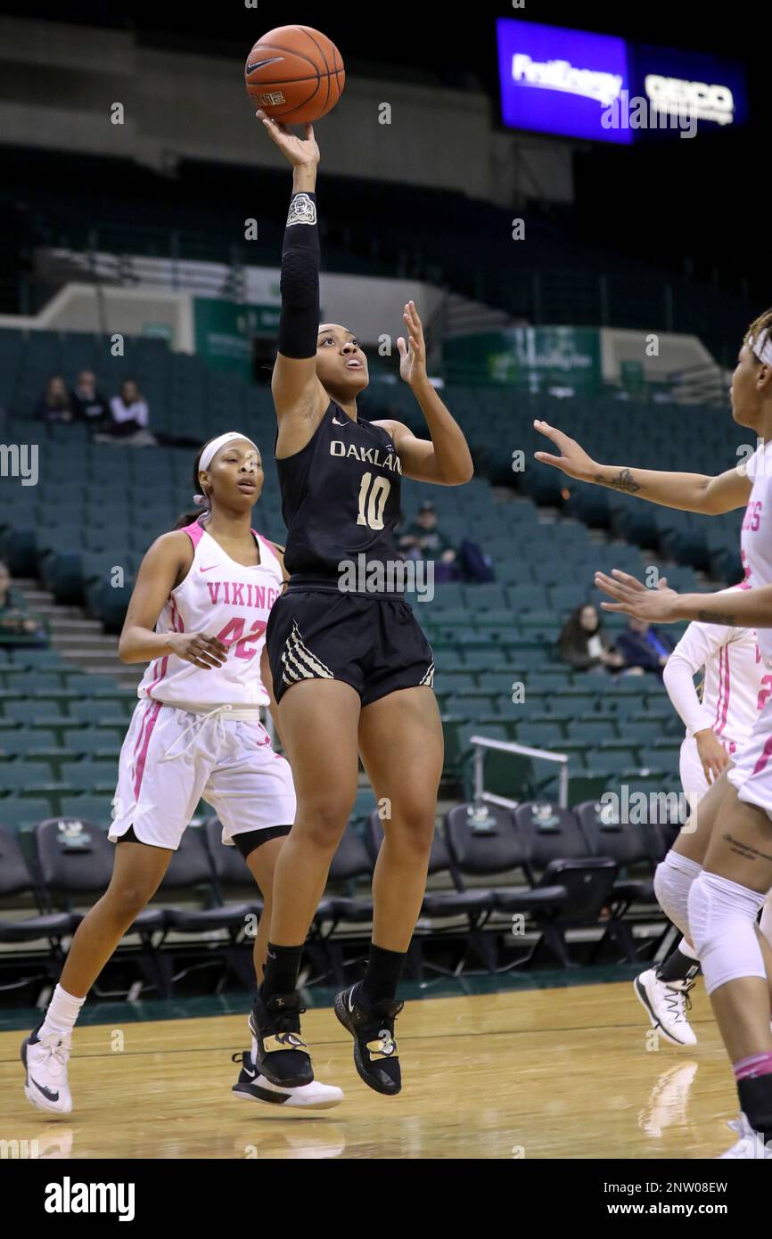 CLEVELAND, OH - FEBRUARY 02: Oakland Golden Grizzlies guard Taylor Jones (10) shoots during the first quarter of the women's college basketball game between the Oakland Golden Grizzlies at Cleveland State Vikings on February 2, 2019, at the Wolstein Center in Cleveland, OH.(Photo by Frank Jansky/Icon Sportswire) (Icon Sportswire via AP Images) Banque D'Images