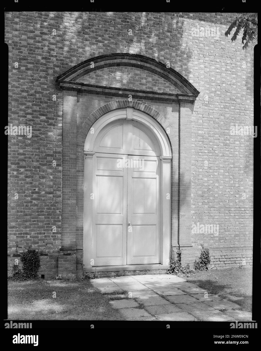 Abingdon Church, White Marsh vic., comté de Gloucester, Virginie. Carnegie Survey of the Architecture of the South ., publié dans: Brock, Henry Irving, Colonial Eglises in Virginia. Richmond, va : la presse à cadran, 1930.. États-Unis Virginia Gloucester County White Marsh vic, pediments, Doors & doorways, brickwork, Églises. Banque D'Images