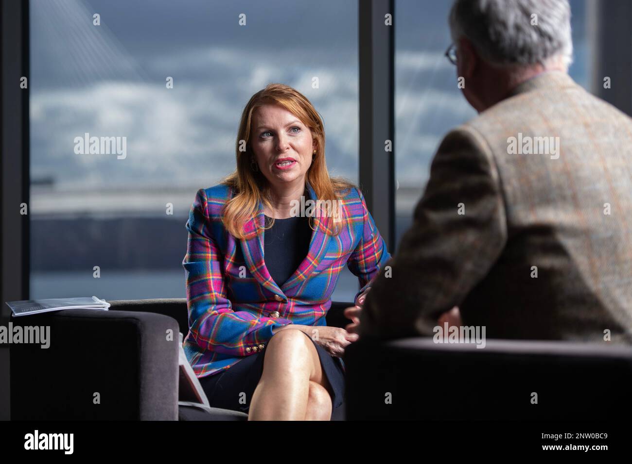 *EMBARQUEMENT JUSQU'À 00:01 HEURES LE MERCREDI MATIN 1ST MARS 2023*NORTH QUEENSFERRY, ÉCOSSE, ROYAUME-UNI. 24 février 2023. PHOTO : (l) Ash Regan MSP dévoile ses plans de change avec (R) Tim Rideout, Conveneur du Scottish Currency Group, dans le cadre de sa planification stratégique pour une Écosse indépendante. Ash Regan a rejoint la course électorale la semaine dernière contre Kate Forbes MSP et Humza Yousaf MSP, pour devenir chef du Parti national écossais (SNP) et premier ministre d'Écosse, après que Nicola Sturgeon a annoncé sa démission plus tard ce mois-ci. Crédit : Colin D Fisher/CDFIMAGES.COM/Alamy Live News. Banque D'Images