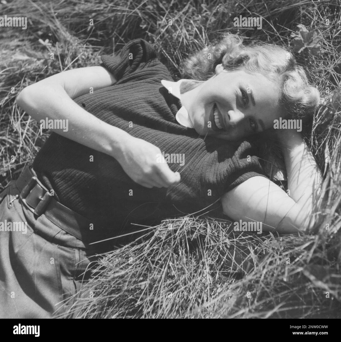 Actrice en 1940s. L'actrice suédoise Agneta Lagerfelt a photographié un jour d'été, couché dans l'herbe en regardant dans la caméra. Suède 1942 Kristoffersson Banque D'Images