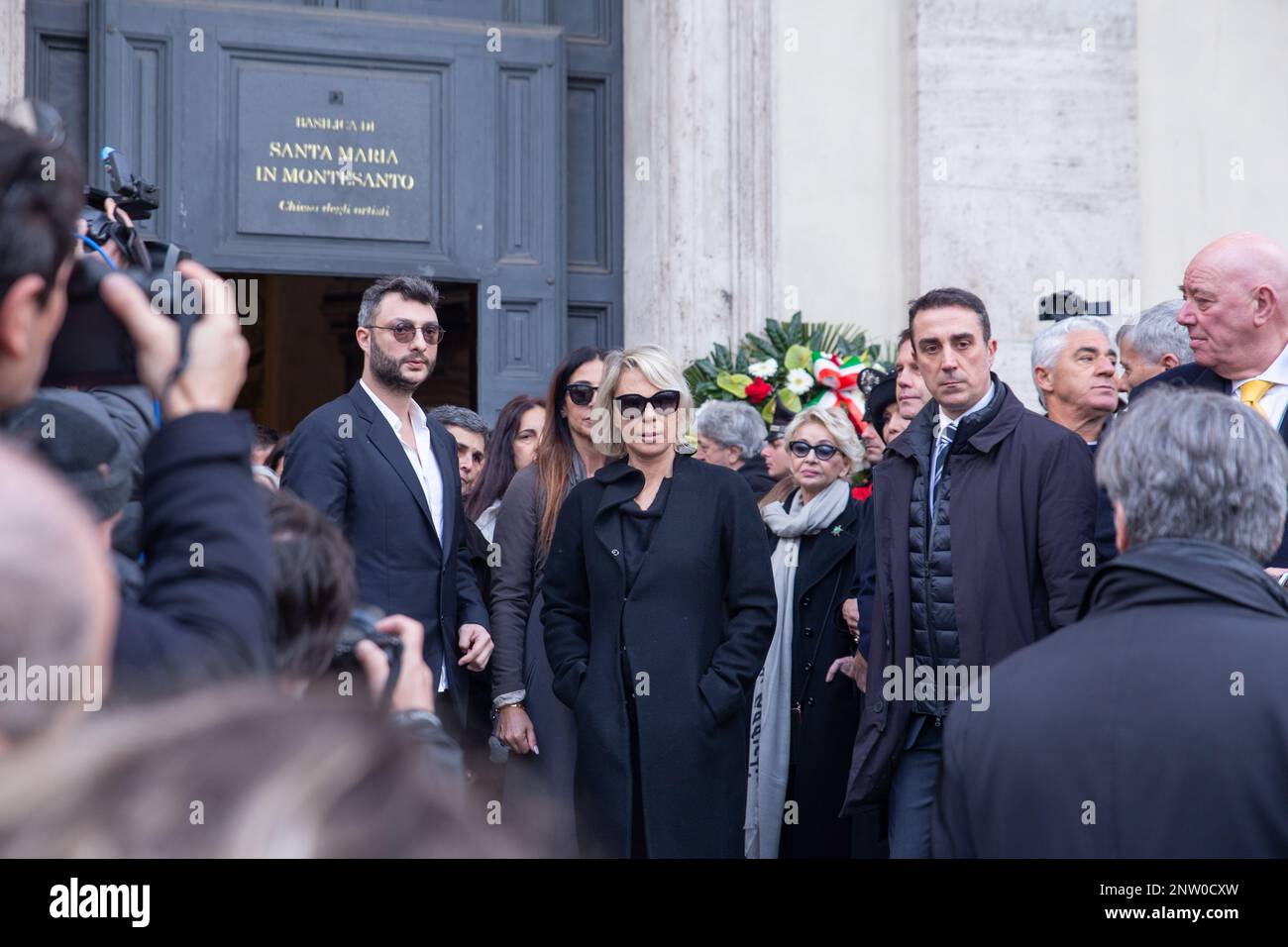 Rome, Italie. 27th févr. 2023. Maria de Filippi et Gabriele Costanzo après les funérailles de Maurizio Costanzo, devant l'entrée de l'église des artistes à Rome (photo de Matteo Nardone/Pacific Press) (photo de Matteo Nardone/Pacific Press) Credit: Pacific Press Media production Corp./Alay Live News Banque D'Images