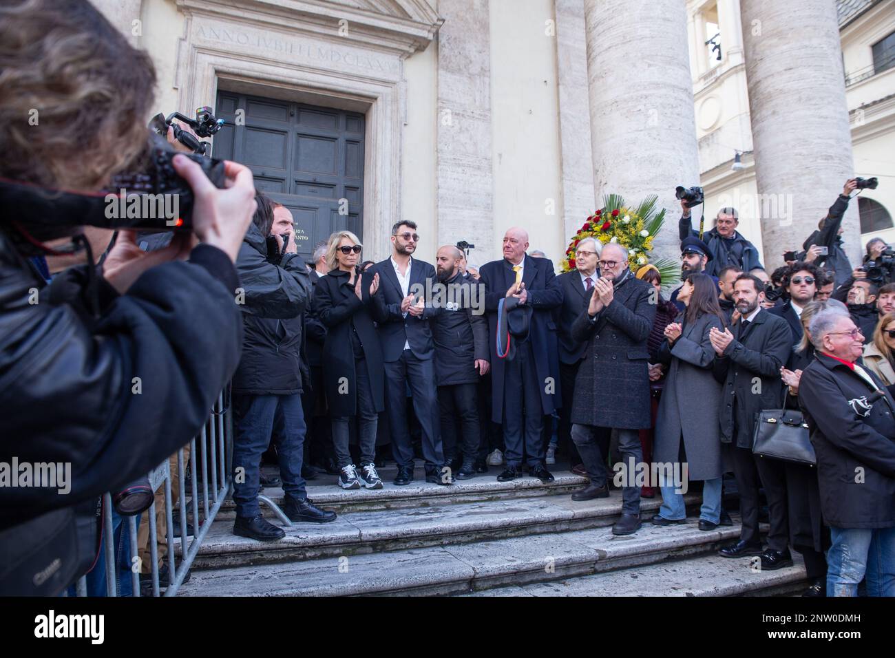 Rome, Italie. 27th févr. 2023. Maria de Filippi et Gabriele Costanzo après les funérailles de Maurizio Costanzo, devant l'entrée de l'église des artistes à Rome (photo de Matteo Nardone/Pacific Press) (photo de Matteo Nardone/Pacific Press) Credit: Pacific Press Media production Corp./Alay Live News Banque D'Images