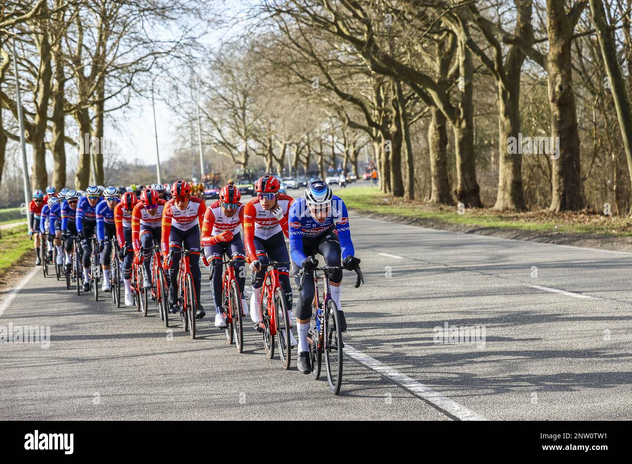 Dour. 28 février 2023, le pack de coureurs photographiés en action pendant  le Grand Prix du Samyn, course cycliste d'une journée, 209 km, de Quaregnon  à Dour, premier (sur 10) coureur de