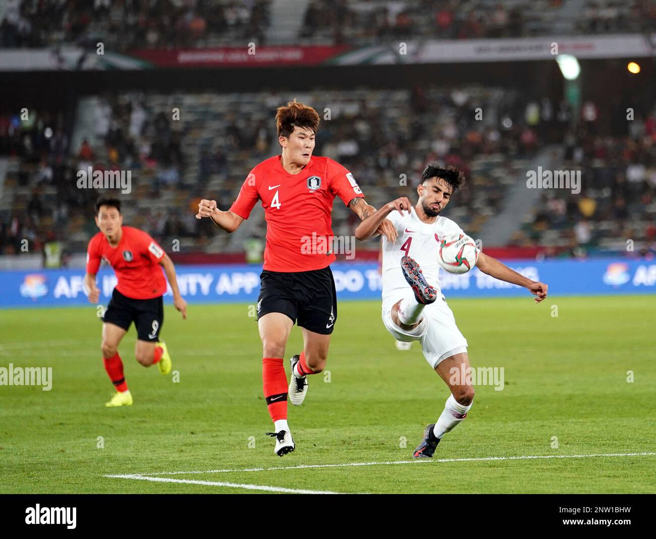 January 25, 2019 : Tarek Salman of Qatar getting the ball before Kim Min-jae of South Korea during Korea v Qatar at the Zayed Sports City Stadium in Abu Dhabi, United Arab Emirates, AFC Asian Cup, Asian Football championship. Ulrik Pedersen/CSM.(Credit Image: © Ulrik Pedersen/CSM via ZUMA Wire) (Cal Sport Media via AP Images) Banque D'Images
