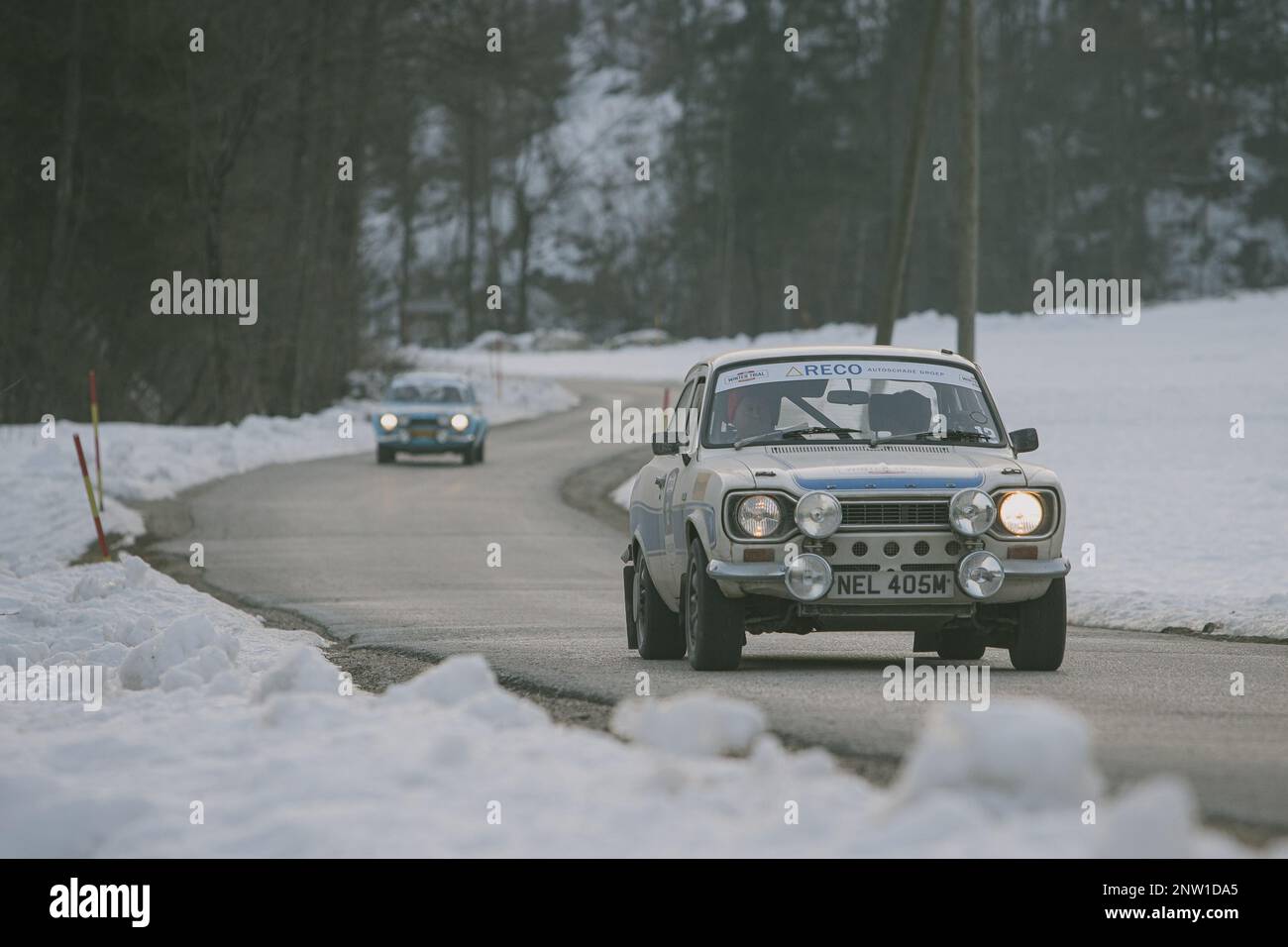 POLHOV GRADEC, SLOVÉNIE, 10,2.2023: L'Escort Ford d'époque conduit sur une route publique enneigée dans le cadre d'un rallye d'hiver, Banque D'Images