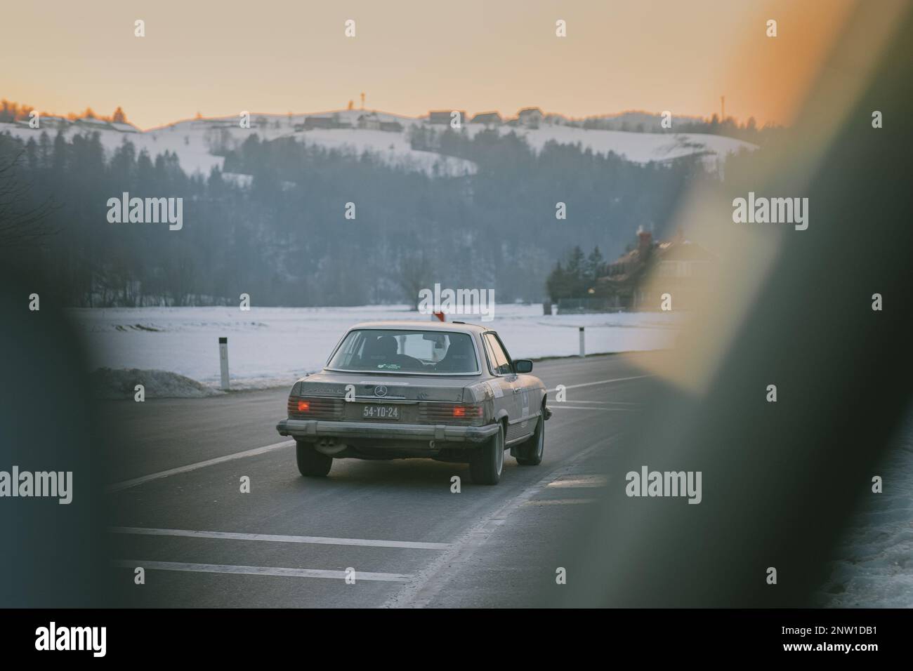 POLHOV GRADEC, SLOVÉNIE, 10,2.2023: Mercedes SLC d'époque conduit sur la voie publique enneigée dans le cadre d'un rallye d'hiver, Banque D'Images