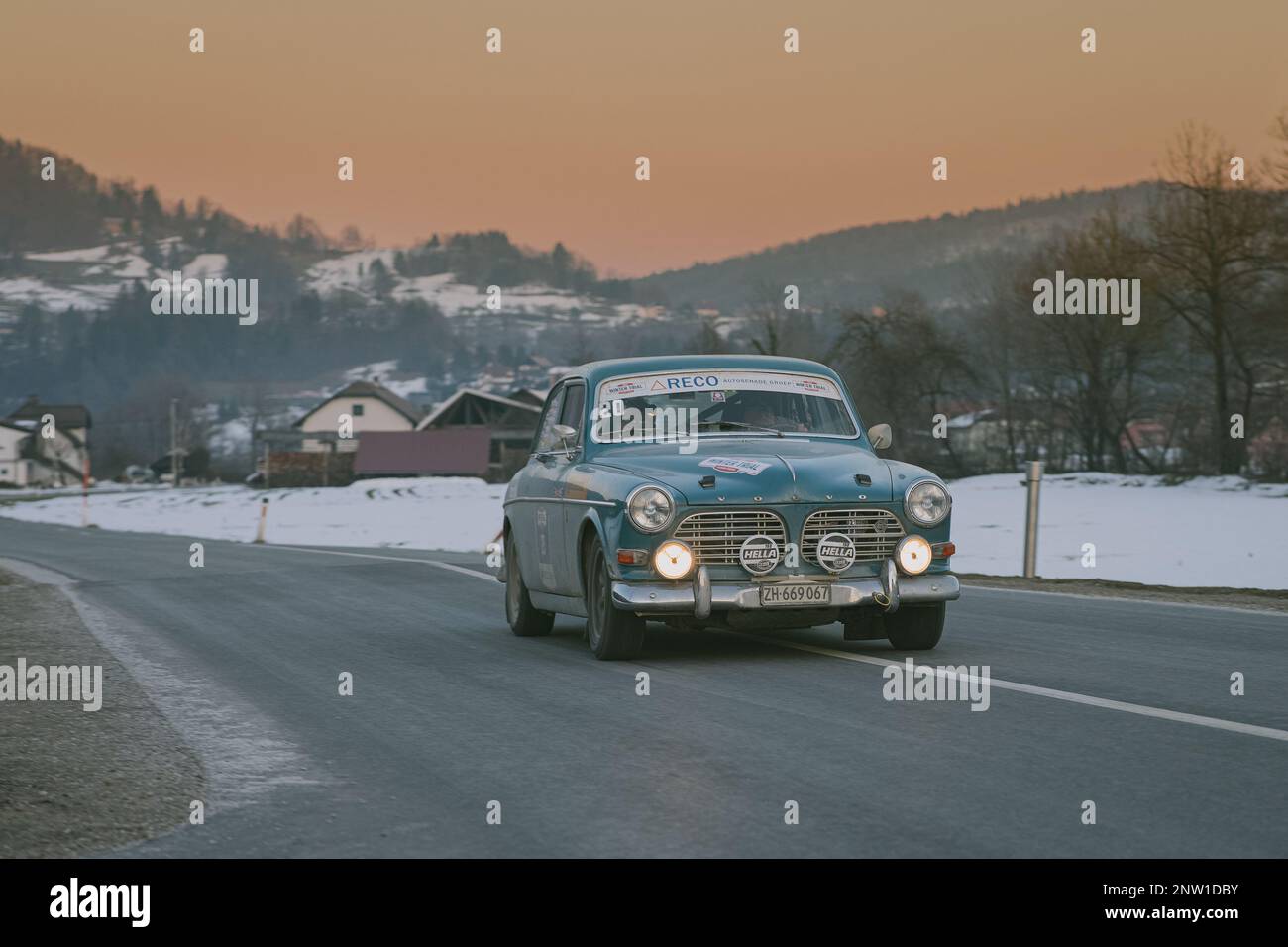 POLHOV GRADEC, SLOVÉNIE, 10,2.2023: Vintage Volvo conduit sur la voie publique enneigée dans le cadre d'un rallye d'hiver, Banque D'Images