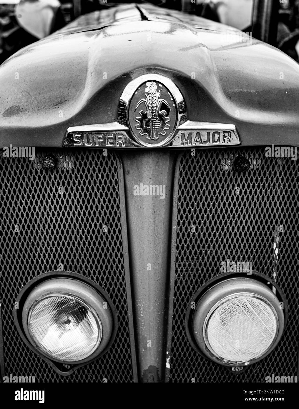 La grille avant d'un tracteur Fordson Super Major d'époque à Wisborough Green, Royaume-Uni. Banque D'Images