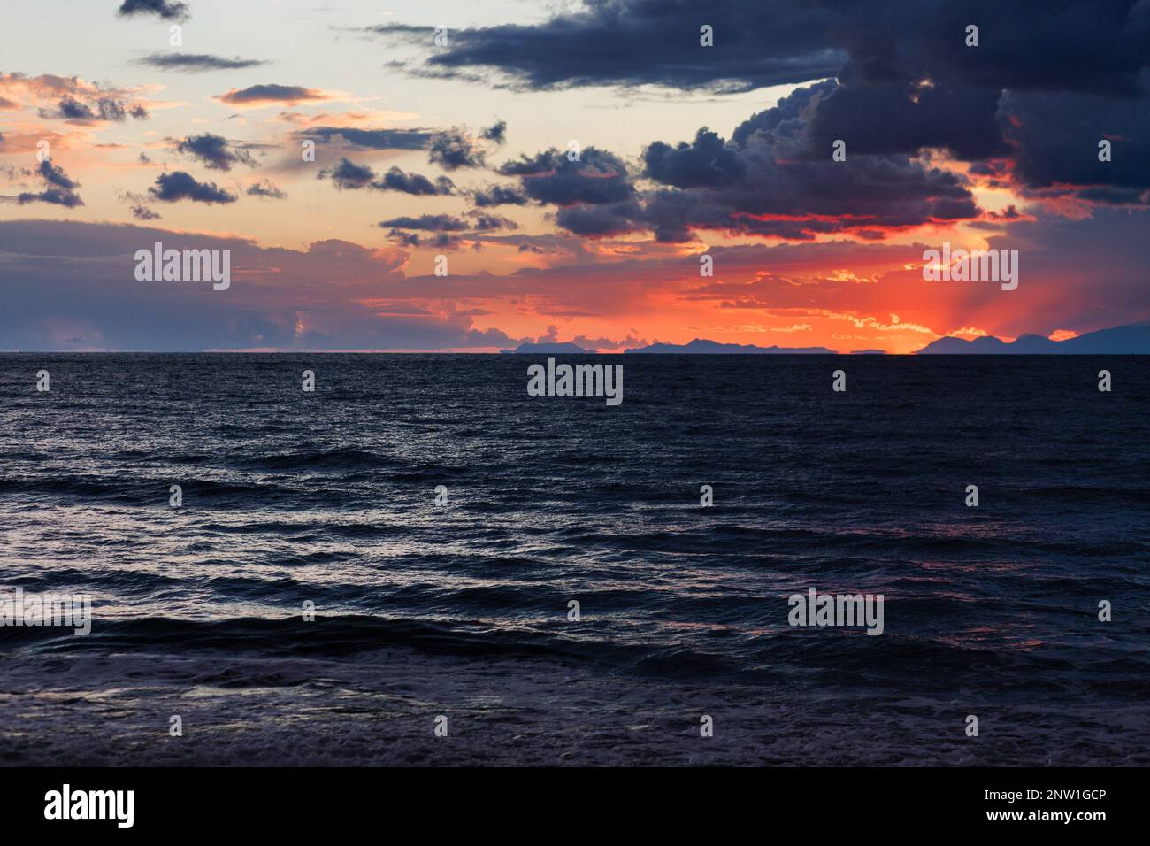 Coucher de soleil coloré sur la mer Méditerranée de Turquie. Banque D'Images