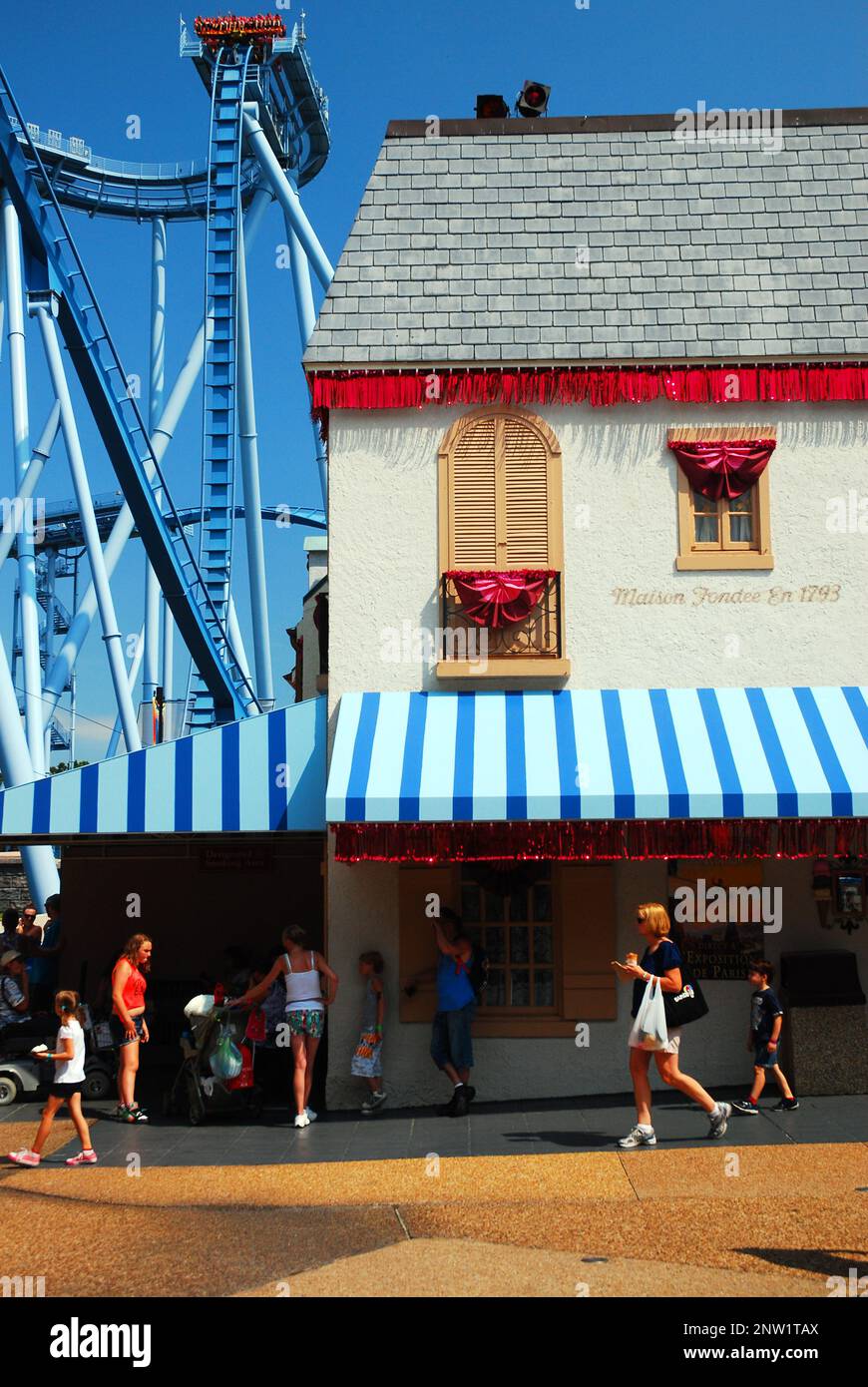 Un château français recréé se trouve dans un parc d'attractions Banque D'Images