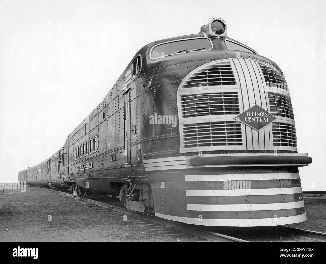 Chicago-St. de l'Illinois Central Louis Green Diamond a été construit en 1936 par Pullman-Standard, avec des composants électriques-mécaniques par Electro-Motive. C'était le dernier train articulé à être construit avec l'unité motrice intégrée dans le train; la locomotive portait le numéro 121. En 1947, les boutiques de Paducah du centre d'enquête ont remanié le train, puis il a opéré comme Miss Lou entre Jackson, Mississippi et la Nouvelle-Orléans, Louisiane. En 1950, il a été retiré et mis au rebut. Banque D'Images