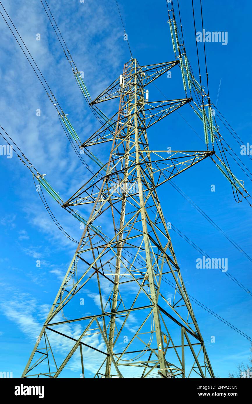 Câbles et pylônes haute tension d'électricité. Banque D'Images