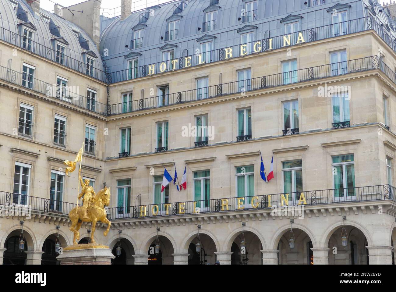 Paris, France. 19 février. 2023. Vue sur la façade du célèbre hôtel de luxe cinq étoiles de Regina, situé sur Pyramid Square. Banque D'Images