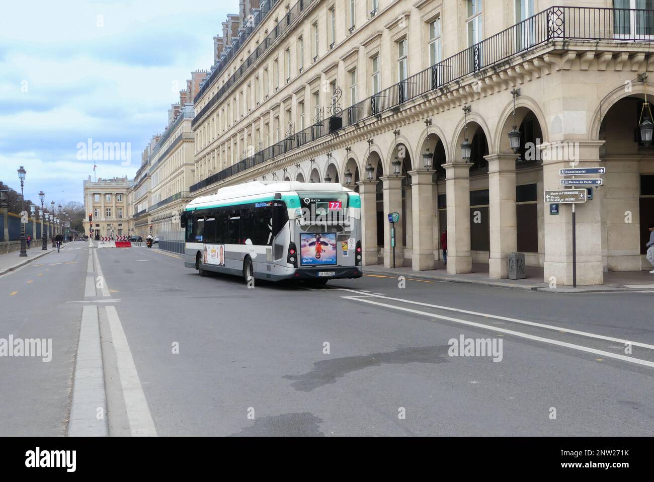 Paris, France. 19 février. 2023. Bus des transports en commun. Vue sur un bus RATP qui circule dans la rue de Rivoli. Banque D'Images