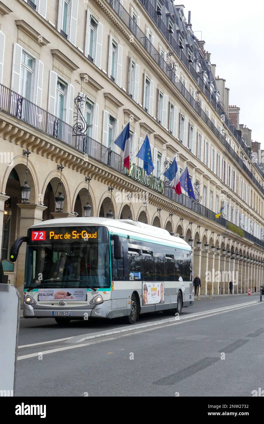 Paris, France. 19 février. 2023. Bus des transports en commun. Vue sur un bus RATP qui circule dans la rue de Rivoli. Banque D'Images