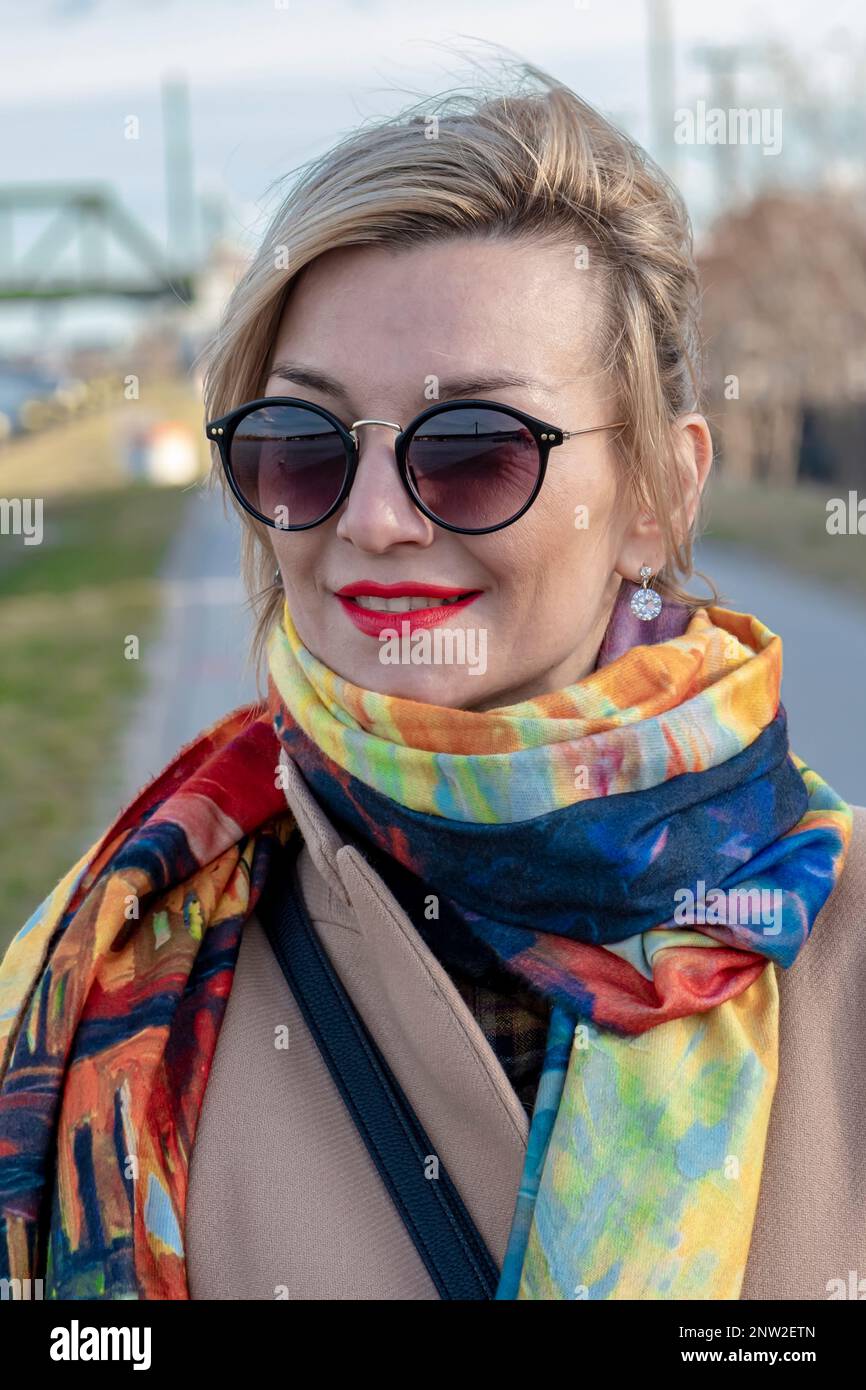 Belle et élégante femme de 40-45 ans sur fond de nature Banque D'Images