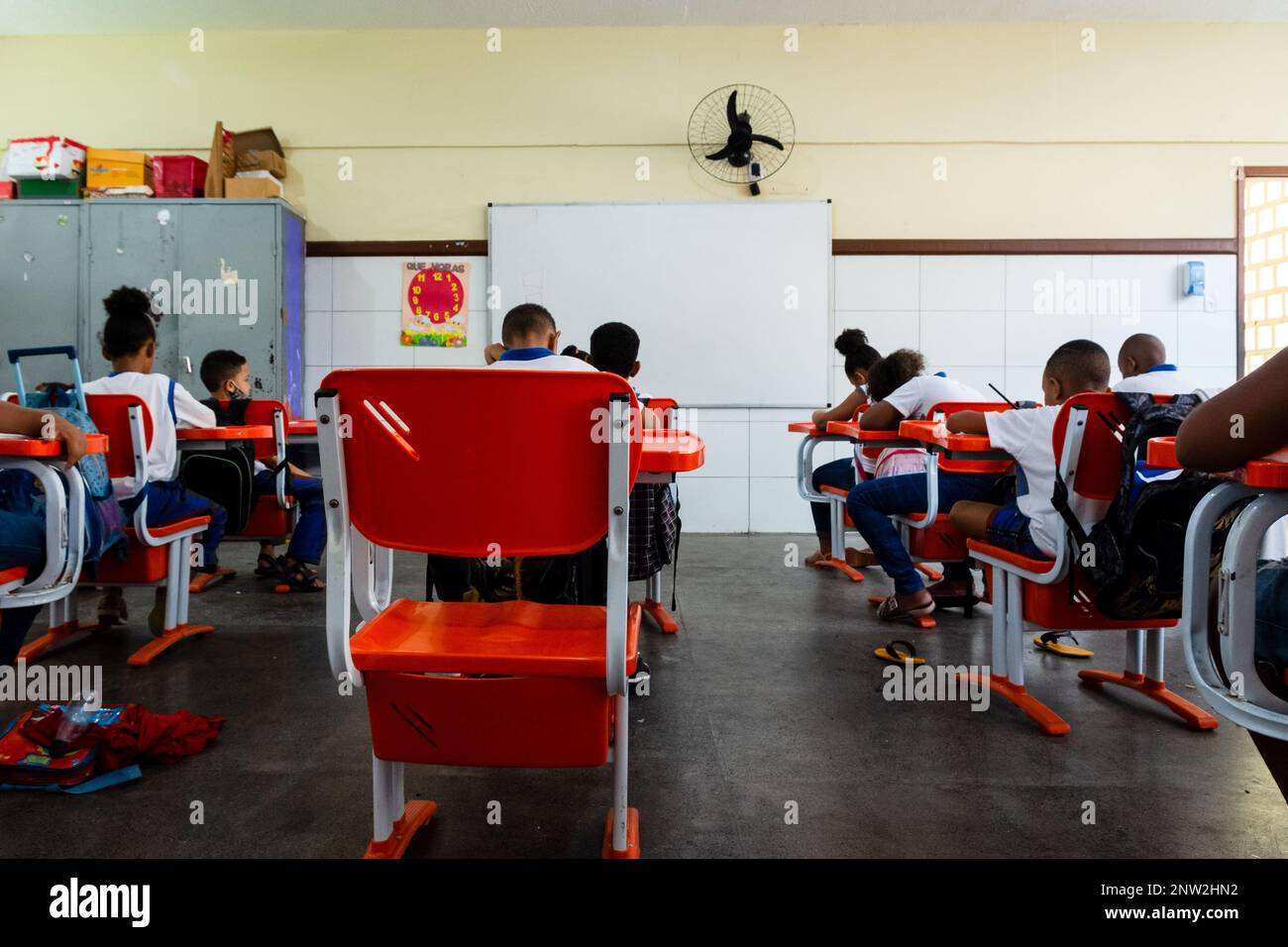 Les élèves d'une école publique, à partir de l'arrière, se font passer un examen à leur retour à l'école à Salvador, Bahia. Banque D'Images